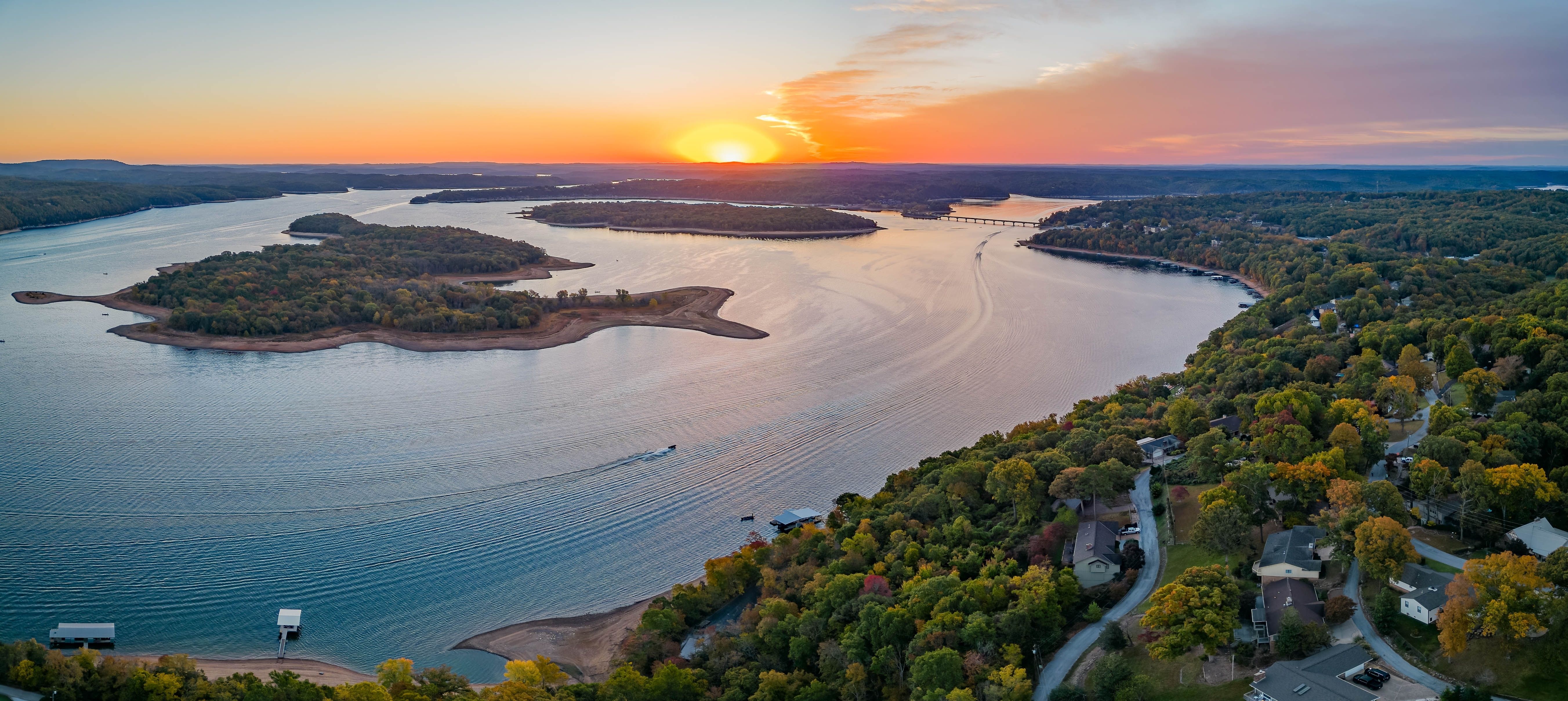Living in Arkansas offers affordable housing, beautiful natural scenery, and a friendly community atmosphere. However, the state also faces challenges like hot, humid summers, limited public transportation, and a lower average income. Weighing these pros and cons can help determine if Arkansas suits your lifestyle.