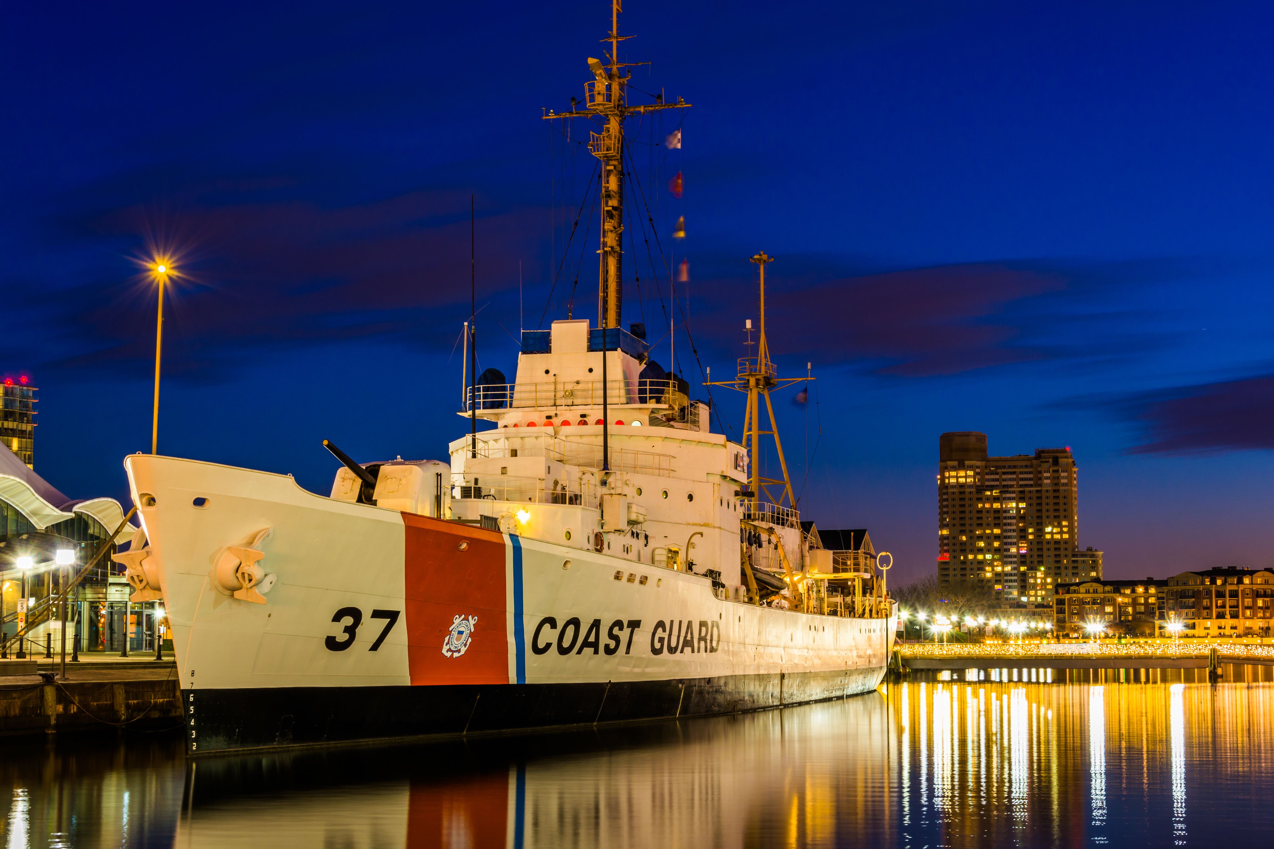 Maryland boasts rich history, scenic coastlines, and job opportunities but faces high living costs, traffic, and variable weather challenges.